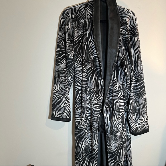 Natori Men's Kasem Tiger-Print Shawl-Collar Velour Robe - Picture 2 of 6